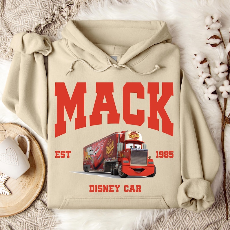 Sudadera con capucha de Mack de Lightning McQueen, personaje de Disney Mack, sudadera para viaje a Disneyland, sudadera con capucha de Mack, sudadera con capucha de Disneyland, regalo de cumpleaños de Disney imagen 1