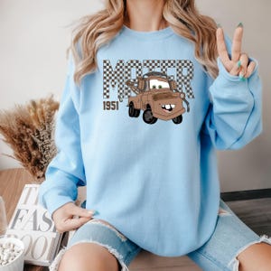 Sudadera con capucha de Lightning McQueen y Mater, personaje de Disney Mater, sudadera para viaje a Disneyland, sudadera con capucha de Mater, sudadera con capucha de Disneyland, regalo de cumpleaños de Disney imagen 5