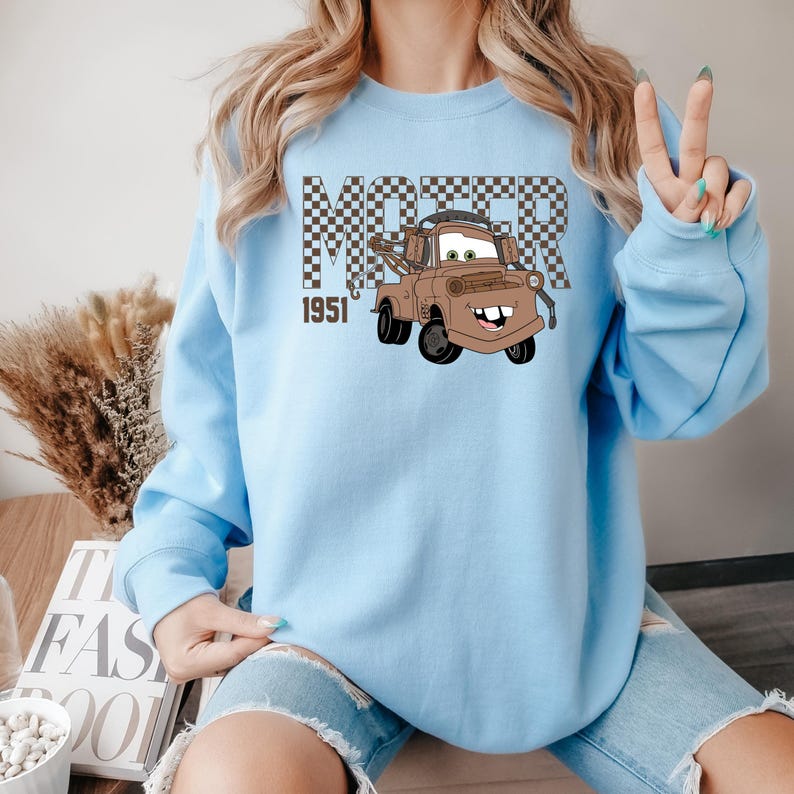 Sudadera con capucha de Lightning McQueen y Mater, personaje de Disney Mater, sudadera para viaje a Disneyland, sudadera con capucha de Mater, sudadera con capucha de Disneyland, regalo de cumpleaños de Disney imagen 5