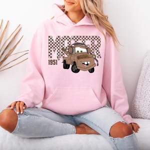 Sudadera con capucha de Lightning McQueen y Mater, personaje de Disney Mater, sudadera para viaje a Disneyland, sudadera con capucha de Mater, sudadera con capucha de Disneyland, regalo de cumpleaños de Disney imagen 2