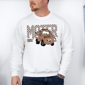 Sudadera con capucha de Lightning McQueen y Mater, personaje de Disney Mater, sudadera para viaje a Disneyland, sudadera con capucha de Mater, sudadera con capucha de Disneyland, regalo de cumpleaños de Disney imagen 4