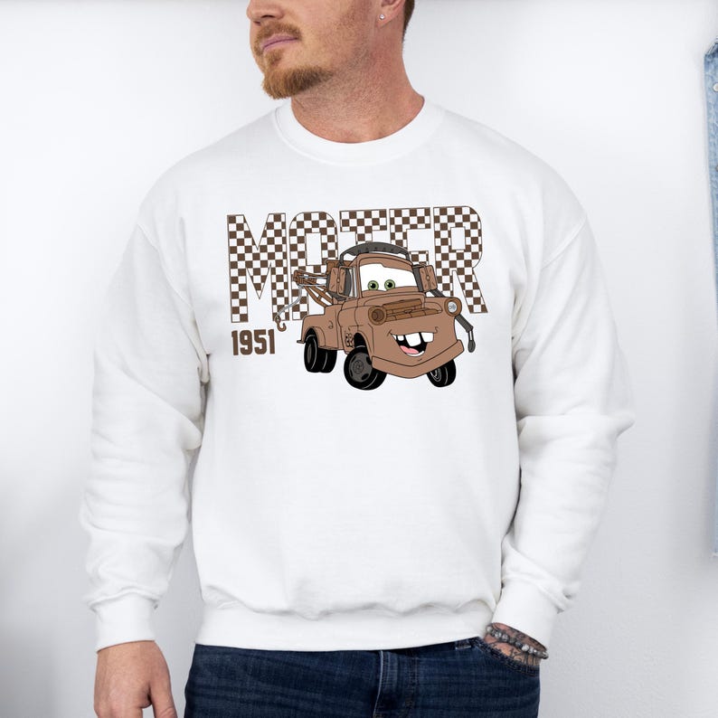 Sudadera con capucha de Lightning McQueen y Mater, personaje de Disney Mater, sudadera para viaje a Disneyland, sudadera con capucha de Mater, sudadera con capucha de Disneyland, regalo de cumpleaños de Disney imagen 4