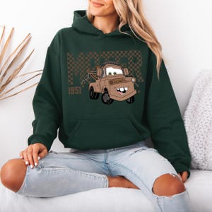 Sudadera con capucha de Lightning McQueen y Mater, personaje de Disney Mater, sudadera para viaje a Disneyland, sudadera con capucha de Mater, sudadera con capucha de Disneyland, regalo de cumpleaños de Disney imagen 3