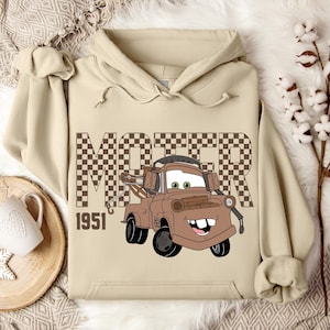 Sudadera con capucha de Lightning McQueen y Mater, personaje de Disney Mater, sudadera para viaje a Disneyland, sudadera con capucha de Mater, sudadera con capucha de Disneyland, regalo de cumpleaños de Disney imagen 1
