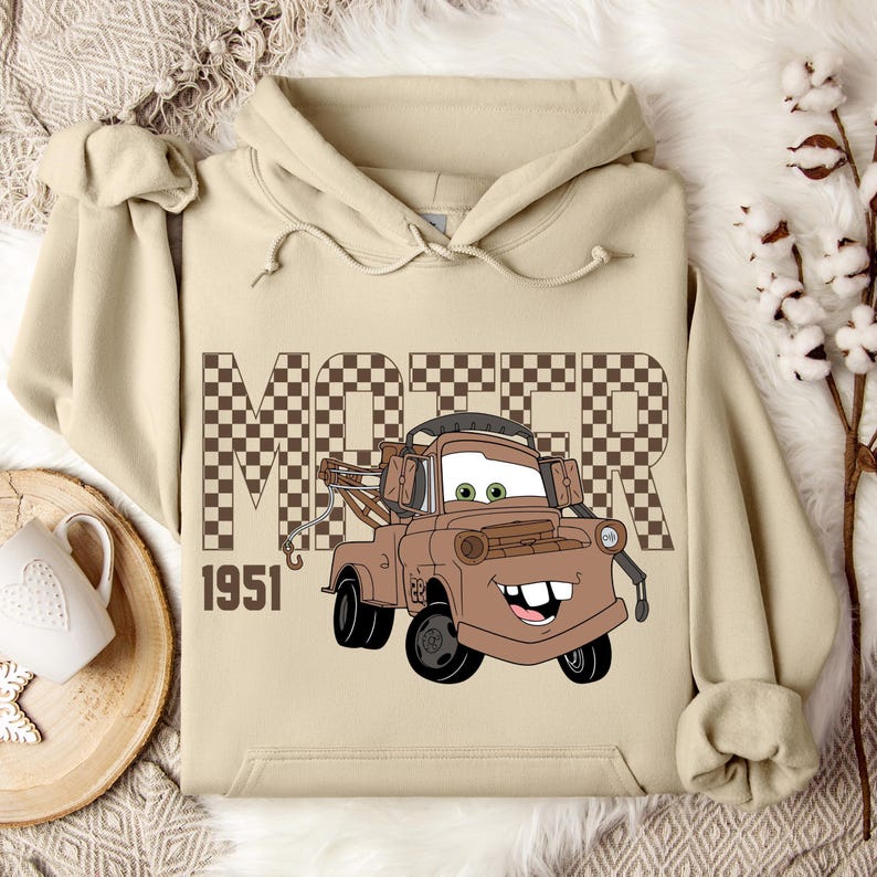 Sudadera con capucha de Lightning McQueen y Mater, personaje de Disney Mater, sudadera para viaje a Disneyland, sudadera con capucha de Mater, sudadera con capucha de Disneyland, regalo de cumpleaños de Disney imagen 1