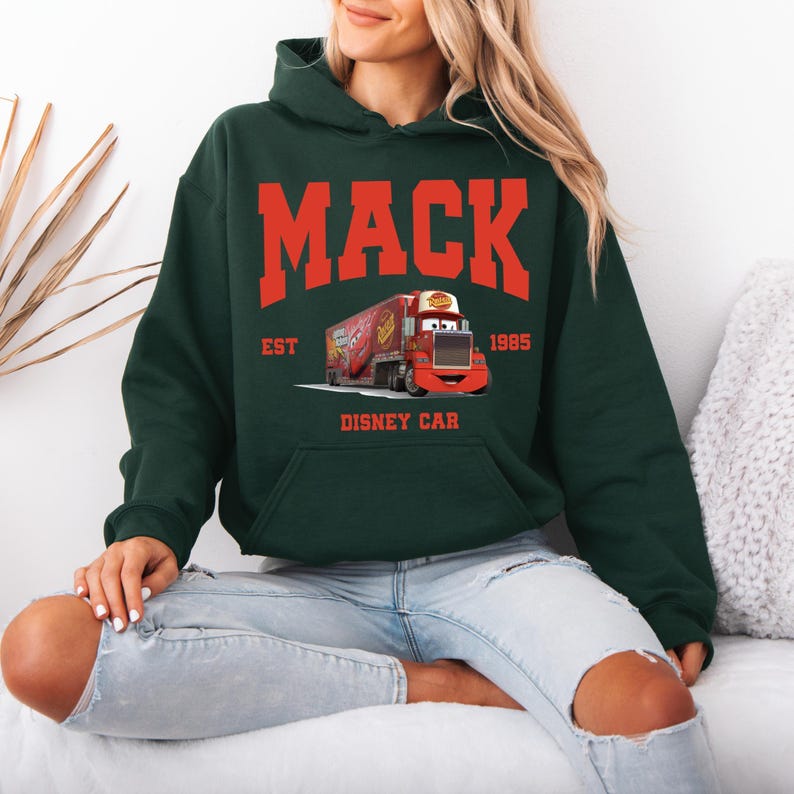 Sudadera con capucha de Mack de Lightning McQueen, personaje de Disney Mack, sudadera para viaje a Disneyland, sudadera con capucha de Mack, sudadera con capucha de Disneyland, regalo de cumpleaños de Disney imagen 3