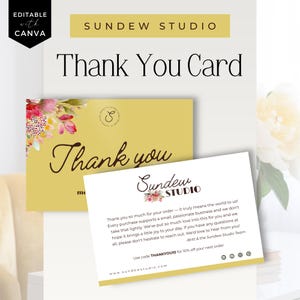 Op de afbeelding: Twee bedankkaarten met bloemmotieven. Eén kaart is mosterdgeel met de tekst "Thank You". De andere kaart is wit met tekst en het Sundew Studio logo. De bovenkant van de afbeelding leest "Thank You Card".