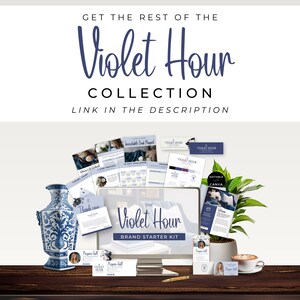 K&ouml;nnte beinhalten: Ein Werbebild mit Materialien der Marke "Violet Hour". Es zeigt einen Computerbildschirm, Visitenkarten und eine blau-wei&szlig;e Vase. Der Text "Link in the description" ist sichtbar, ebenso wie eine Tasse Kaffee.