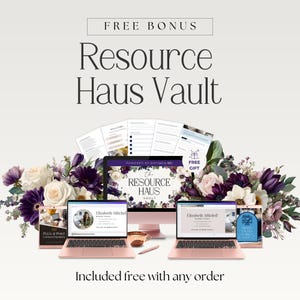 K&ouml;nnte beinhalten: Werbebild mit einem rosa Desktop-Computer, zwei Laptops und gedruckten Materialien. Der Text "Resource Haus Vault" und "Free Bonus" sind deutlich sichtbar. Blumenschmuck in Wei&szlig; und Lila umrahmt die Technologie.