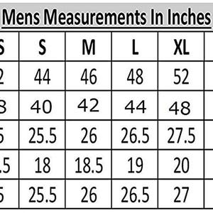 Pu&ograve; includere: Una tabella intitolata "Mens Measurements In Inches" mostra le misure per l'abbigliamento maschile. Include misure di petto, vita, maniche, spalle e lunghezza, con taglie dalla XXS alla 5XL.