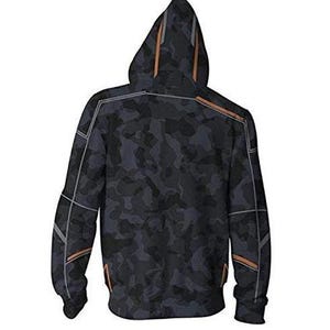 Pu&ograve; includere: Una felpa con cappuccio con un motivo mimetico nelle tonalit&agrave; del nero e del blu. Il cappuccio e le cuciture presentano accenti arancioni e grigi. Viene mostrata la vista posteriore della felpa.