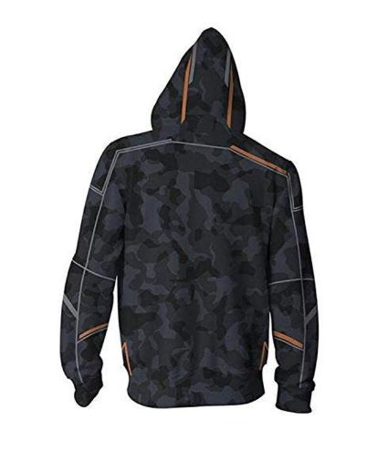 Pu&ograve; includere: Una felpa con cappuccio con un motivo mimetico nelle tonalit&agrave; del nero e del blu. Il cappuccio e le cuciture presentano accenti arancioni e grigi. Viene mostrata la vista posteriore della felpa.