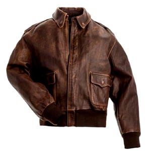 Könnte beinhalten: Braune Leder-Bomberjacke mit Used-Look. Die Jacke hat einen Reißverschluss vorne, zwei Vordertaschen sowie gerippte Bündchen und Saum. Die Jacke hat einen klassischen Fliegerstil.