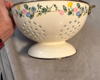 Scolapasta vintage in smalto con piedistallo, motivo floreale, stile cottage francese
