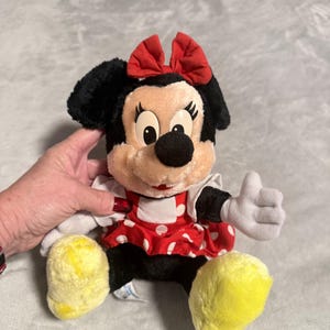 Peluche di Minnie Mouse Disney con vestito a pois, 28 cm, stile vintage. immagine 6