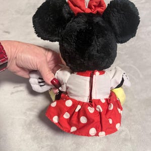 Peluche di Minnie Mouse Disney con vestito a pois, 28 cm, stile vintage. immagine 5