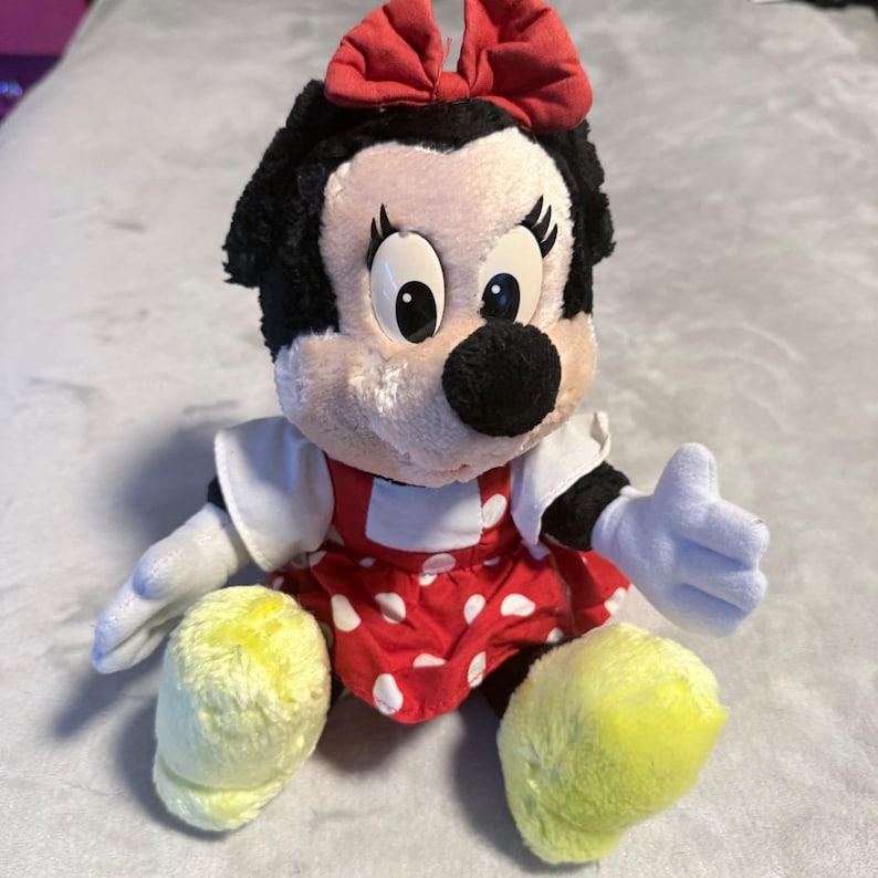 Peluche di Minnie Mouse Disney con vestito a pois, 28 cm, stile vintage. immagine 1