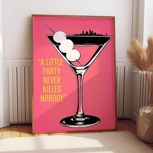 Plakat A Little Party Never Killed Nobody | Plakat Martini | Sztuka ścienna koktajlowa | Różowy wydruk barowy | Dekoracja kieliszków do martini | Wydruki artystyczne z alkoholem