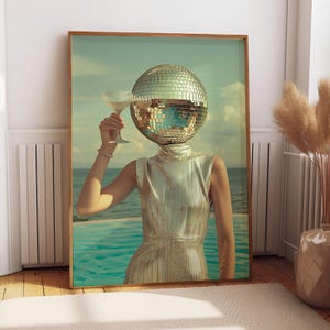 Plakat z głową kuli dyskotekowej kobiety | Funky Disco 1970s Wall Art | Luksusowa dekoracja ścienna do pokoju w akademiku dla dziewcząt Mirrorball | Modny plakat z głową kuli dyskotekowej