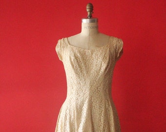 Vintage 50's Cream Lace Scoop Neck Cap Sleeve Formal Dress