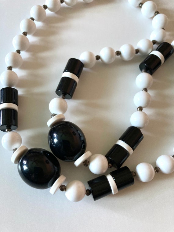 Vintage 60’s Black and White Beaded Plastic Neckl… - image 8