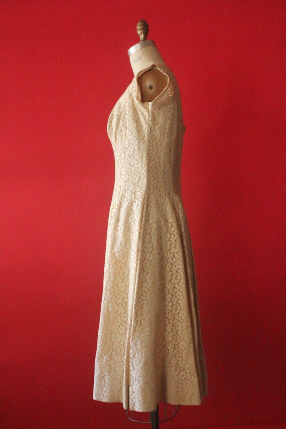Vintage 50's Cream Lace Scoop Neck Cap Sleeve For… - image 7