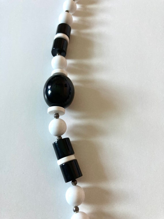 Vintage 60’s Black and White Beaded Plastic Neckl… - image 9