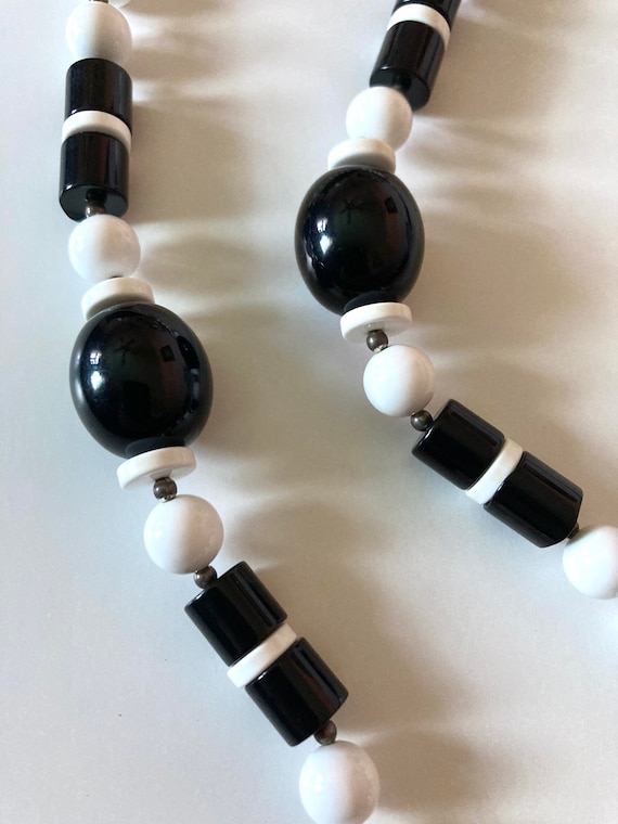 Vintage 60’s Black and White Beaded Plastic Neckl… - image 6