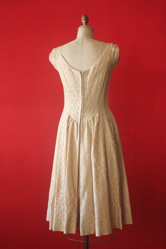 Vintage 50's Cream Lace Scoop Neck Cap Sleeve For… - image 9