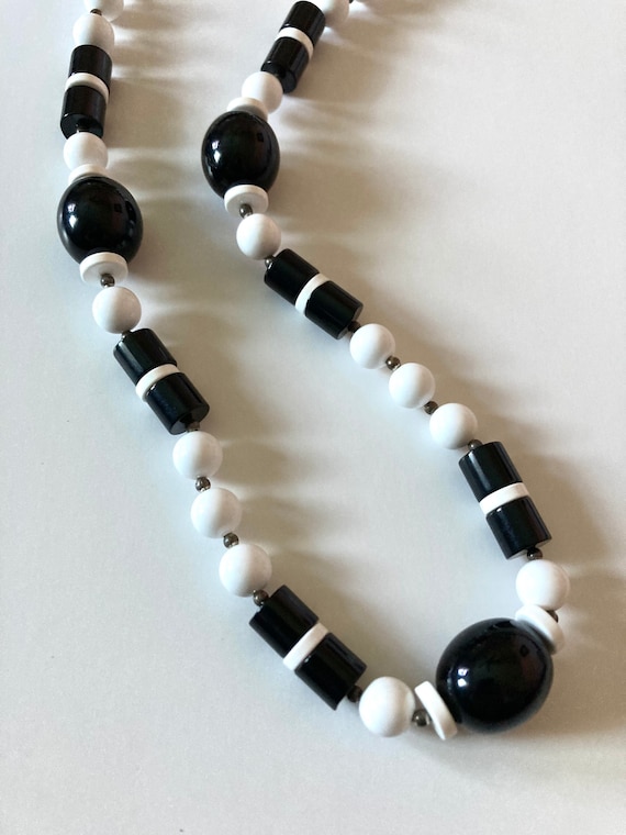 Vintage 60’s Black and White Beaded Plastic Neckl… - image 5