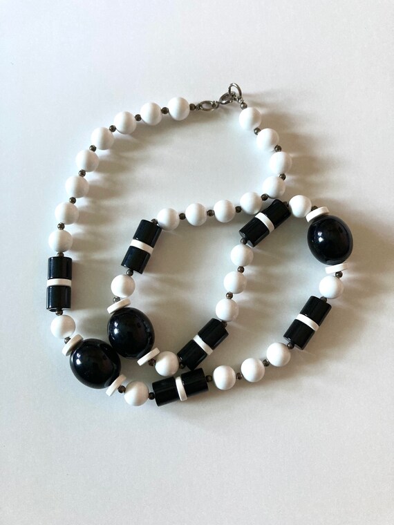 Vintage 60’s Black and White Beaded Plastic Neckl… - image 7