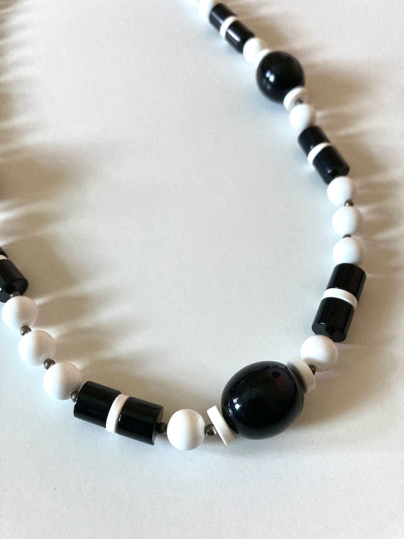 Vintage 60’s Black and White Beaded Plastic Neckl… - image 3