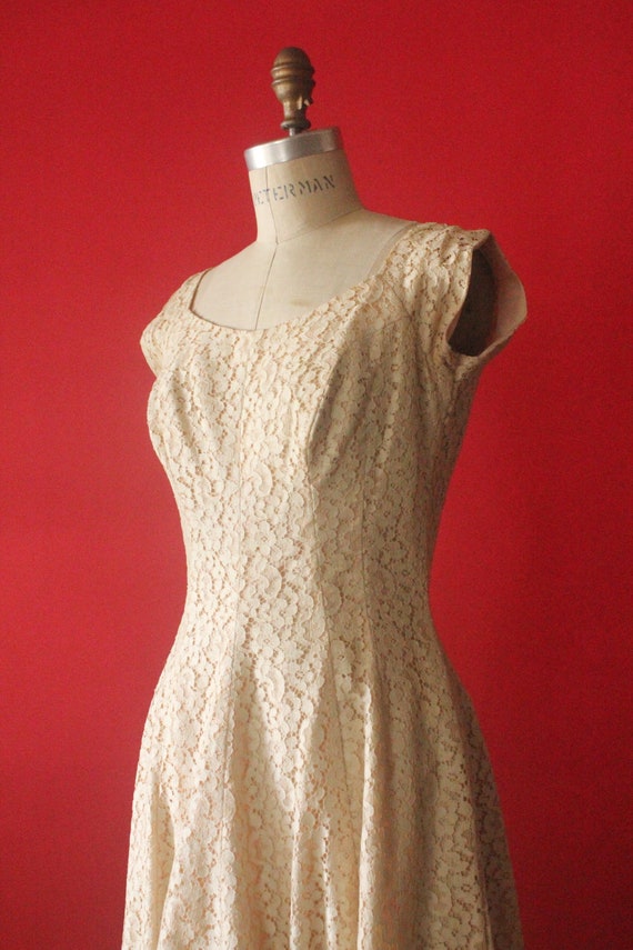 Vintage 50's Cream Lace Scoop Neck Cap Sleeve For… - image 4