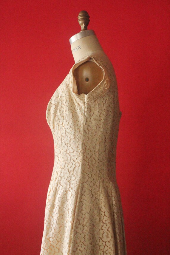 Vintage 50's Cream Lace Scoop Neck Cap Sleeve For… - image 8