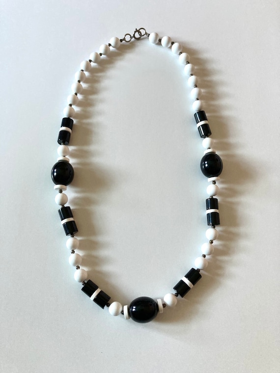 Vintage 60’s Black and White Beaded Plastic Neckl… - image 1