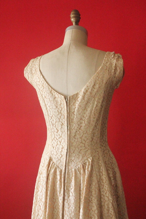 Vintage 50's Cream Lace Scoop Neck Cap Sleeve For… - image 10