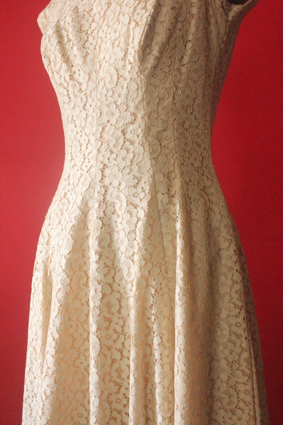 Vintage 50's Cream Lace Scoop Neck Cap Sleeve For… - image 5