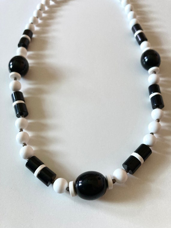 Vintage 60’s Black and White Beaded Plastic Neckl… - image 2