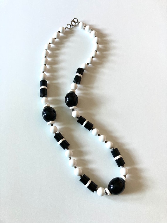 Vintage 60’s Black and White Beaded Plastic Neckl… - image 4