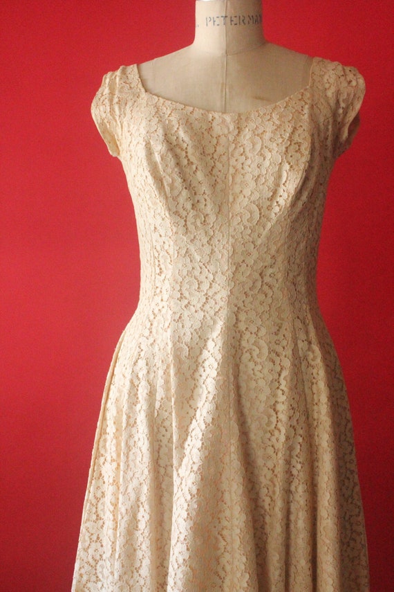 Vintage 50's Cream Lace Scoop Neck Cap Sleeve For… - image 2