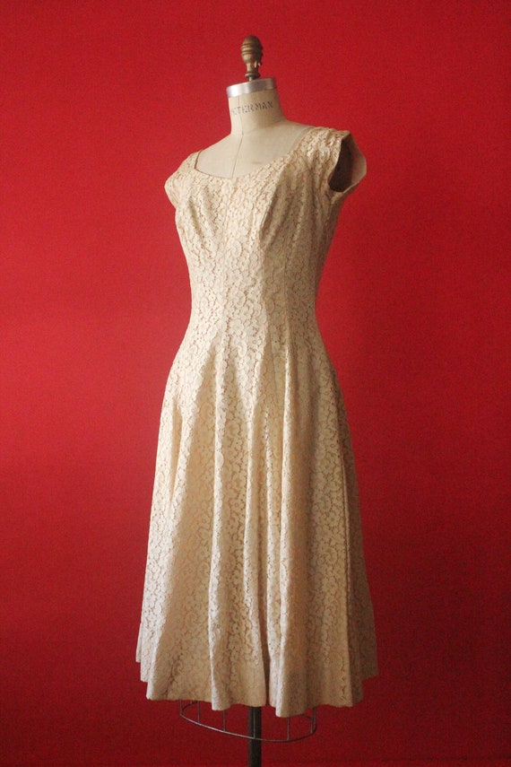 Vintage 50's Cream Lace Scoop Neck Cap Sleeve For… - image 3