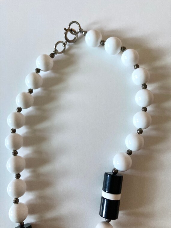 Vintage 60’s Black and White Beaded Plastic Neckl… - image 10