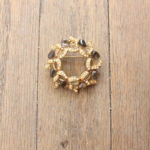 Vintage gouden ronde broche nepparel en ruwe amethist