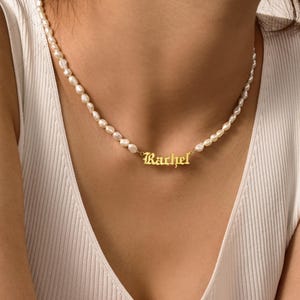Collar con nombre en inglés antiguo de oro de 18 quilates, collar con nombre personalizado con cadena de perlas, collar con nombre de perlas impermeable, regalo de dama de honor, regalo para madre