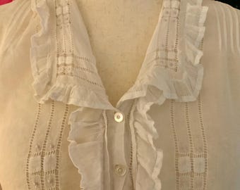 Camicetta in voile di cotone fatta a mano anni '30 – Top vintage con pizzo e volant
