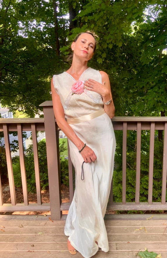 Exquisite bridal nightgown hotsell
