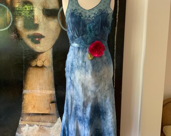 Handgeverfde satijnen nachtjapon jaren 40 – geborduurde tule, vintageblauw