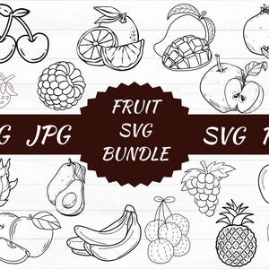 Puede incluir: Ilustraciones en blanco y negro de varias frutas, como cerezas, naranjas, mangos y manzanas. El texto "FRUIT SVG BUNDLE" se muestra en una pancarta marrón, con "PNG JPG" y "SVG PDF" a cada lado.