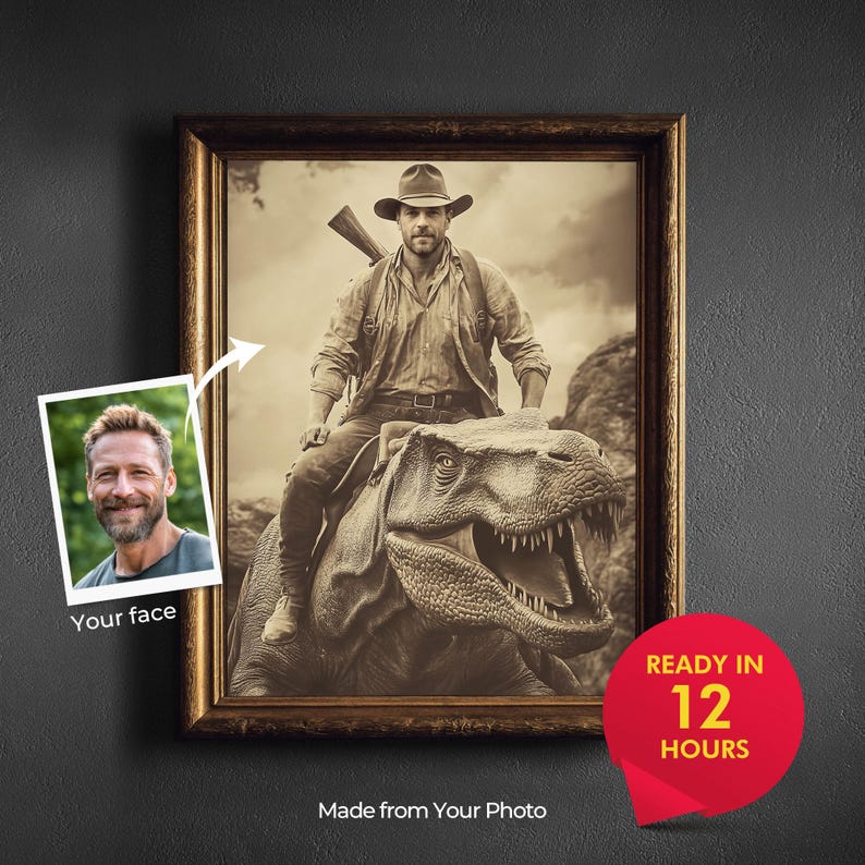 Op de afbeelding: Sepia-getinte ingelijste print met een man met een cowboyhoed die op een dinosaurus rijdt, met een geweer. Een kleine foto met de tekst "Your face" is bevestigd. De tekst "READY IN 12 HOURS" staat op een rode cirkel. De tekst "Made from Your Photo" staat onderaan.