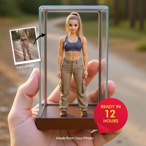 Könnte beinhalten: Eine maßgefertigte Figur einer Person in einer Glasvitrine. Die Figur trägt einen grauen Sport-BH und eine beige Cargohose. Ein Foto der Person befindet sich im Hintergrund. Der Text "Ready in 12 Hours" steht auf einem roten Kreis.